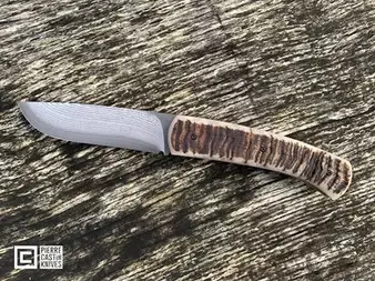 Pliant cran plat, lame suminagashi, manche en corne de bélier corse, fabriqué par Pierre Castin