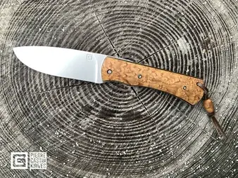 Lame inox 14C28N microbillée et manche en érable moucheté torréfié du Québec, fabriqué par Pierre Castin