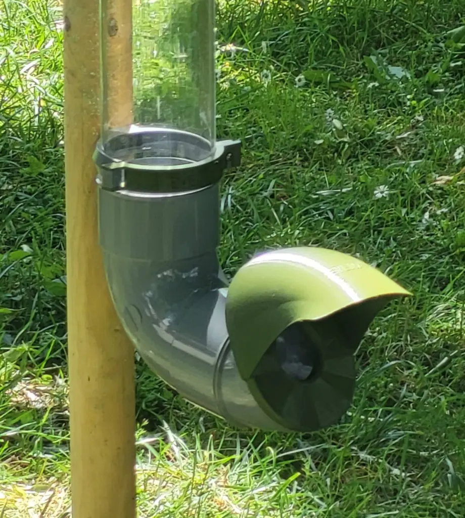 mangeoire-coude-plastique-vert.webp